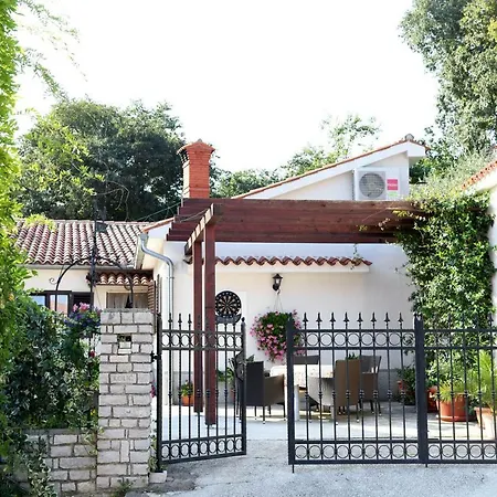 Nadia's House Tatil Evi Pićan